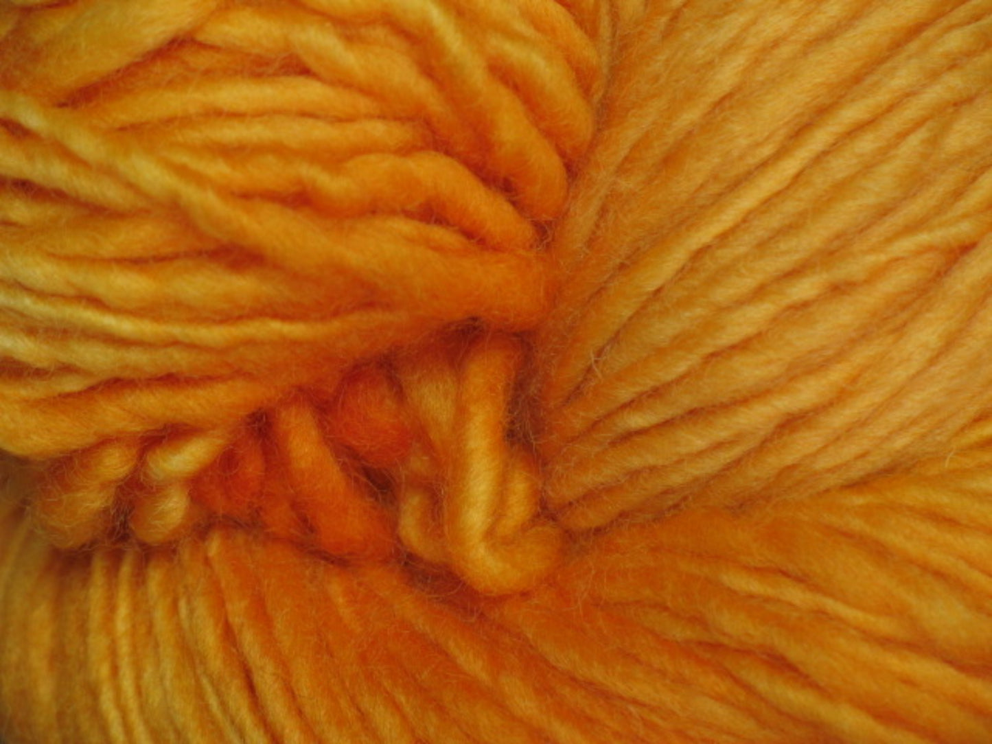 HANDSPUN and HAND-DYED merino wool l Vibrant Orange - 3.5oz / 100grs. / 1 skein